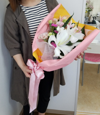 感謝を伝える花束を手に,NFDウエディングフラワーコース,東京,自由が丘,フラワーアレンジメント,教室,フラワードロップス