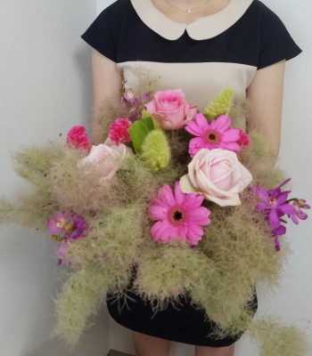 パリスタイルの花束の作品を手に,Flower Drops コースⅠ,東京,自由が丘,フラワーアレンジメント教室,フラワードロップス