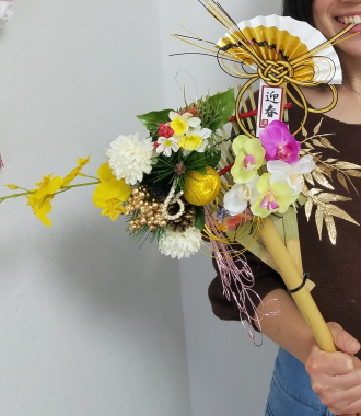 お正月飾りの作品を手に,Flower Drops コース,東京,自由ヶ丘,フラワーアレンジメント教室,フラワードロップス