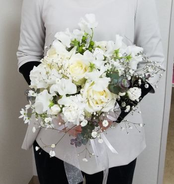 花嫁の花束,作品を手に,その２,Flower Drops コースⅡ,東京,自由が丘,フラワーアレンジメント教室,フラワードロップス