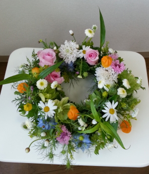 テーブルリース-生徒さんの作品 Flower Drops コースⅠの5月のテーマの一つ、テーブルリースの生徒さんの作品-東京・自由が丘のフラワーアレンジメント教室|フラワードロップス