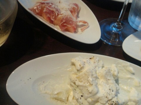 イタリアンレストラン Sul Serio のお料理｜桃と自家製ハム、水ナスとリコッタチーズのサラダ