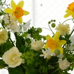 早春に咲く花々のアレンジ－フレッシュフラワーアレンジメント－東京・自由が丘のフラワーアレンジメント教室｜フラワードロップス