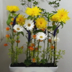 Flower Drops コースⅠの7月のテーマの一つ、パラレルスタイルの生徒さんの作品－東京・自由が丘のフラワーアレンジメント教室｜フラワードロップス