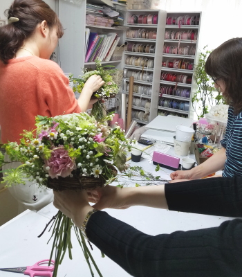 アシストを使った花束の製作風景,Flower Drops コースⅠ,東京,自由が丘,フラワーアレンジメント教室,フラワードロップス