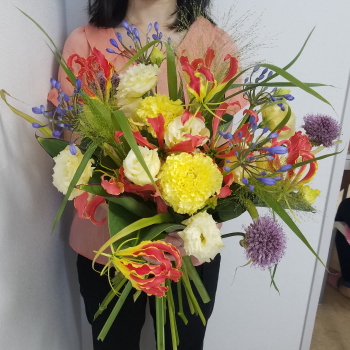 パリスタイルの花束,作品を手に,Flower Drops コースⅡ,東京,自由が丘,フラワーアレンジメント教室,フラワードロップス