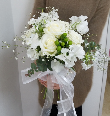 花嫁の花束,作品を手に,その１,Flower Drops コースⅡ,東京,自由が丘,フラワーアレンジメント教室,フラワードロップス