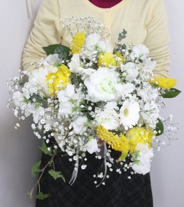 花嫁の花束,作品を手に,Flower Drops コースⅡ,東京,自由が丘,フラワーアレンジメント,フラワースクール,フラワー教室,フラワードロップス