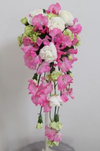 ピンクのキャスケードブーケ,作品その１,Flower Drops コースⅡ,東京,自由が丘,フラワーアレンジメント,フラワースクール,フラワー教室,フラワードロップス
