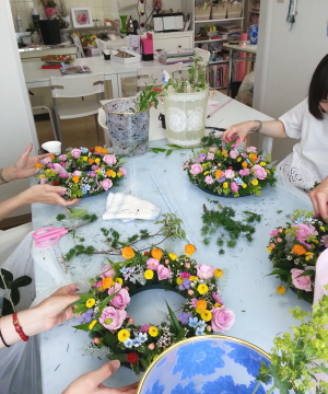 Flower Drops コースⅠでテーブルリースを製作｜東京・自由が丘のフラワーアレンジメント教室｜フラワードロップス