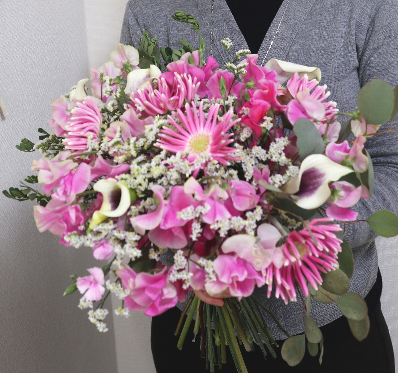 パリスタイルの花束,作品を手に,Flower Drops コースⅠ,東京,自由が丘,フラワーアレンジメント,フラワースクール,フラワー教室,フラワードロップス